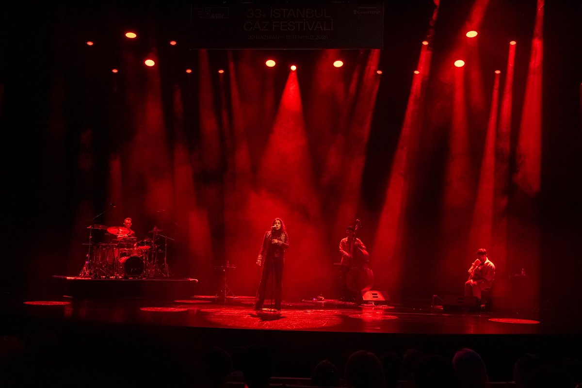 istanbulcazfest's tweet photo. Grammy ödüllü sanatçı Arooj Aftab, 33. İstanbul Caz Festivali kapsamında Atatürk Kültür Merkezi’nde dinleyicilerle buluştu. ✨

Caz, minimalizm, Güney Asya müzik gelenekleri ve avangart popu harmanlayan özgün müzikal diliyle Arooj Aftab, festivalin dikkat çeken konserlerinden birine imza attı.

📸 Çağlar Çakın

#istanbulcazfestivali #garantibbva @GarantiBBVA @TCKulturTurizm