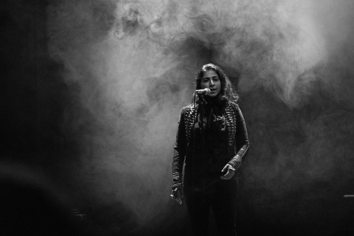 istanbulcazfest's tweet photo. Grammy ödüllü sanatçı Arooj Aftab, 33. İstanbul Caz Festivali kapsamında Atatürk Kültür Merkezi’nde dinleyicilerle buluştu. ✨

Caz, minimalizm, Güney Asya müzik gelenekleri ve avangart popu harmanlayan özgün müzikal diliyle Arooj Aftab, festivalin dikkat çeken konserlerinden birine imza attı.

📸 Çağlar Çakın

#istanbulcazfestivali #garantibbva @GarantiBBVA @TCKulturTurizm