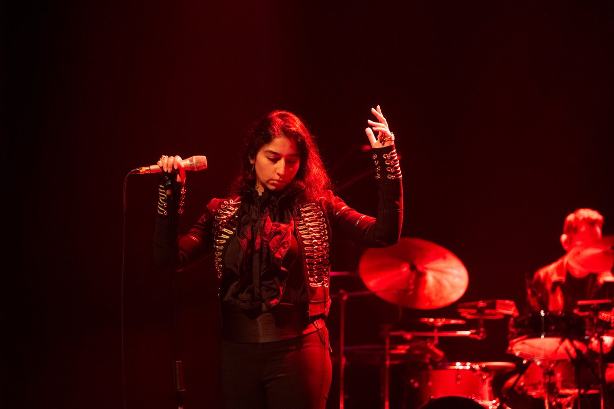 istanbulcazfest's tweet photo. Grammy ödüllü sanatçı Arooj Aftab, 33. İstanbul Caz Festivali kapsamında Atatürk Kültür Merkezi’nde dinleyicilerle buluştu. ✨

Caz, minimalizm, Güney Asya müzik gelenekleri ve avangart popu harmanlayan özgün müzikal diliyle Arooj Aftab, festivalin dikkat çeken konserlerinden birine imza attı.

📸 Çağlar Çakın

#istanbulcazfestivali #garantibbva @GarantiBBVA @TCKulturTurizm