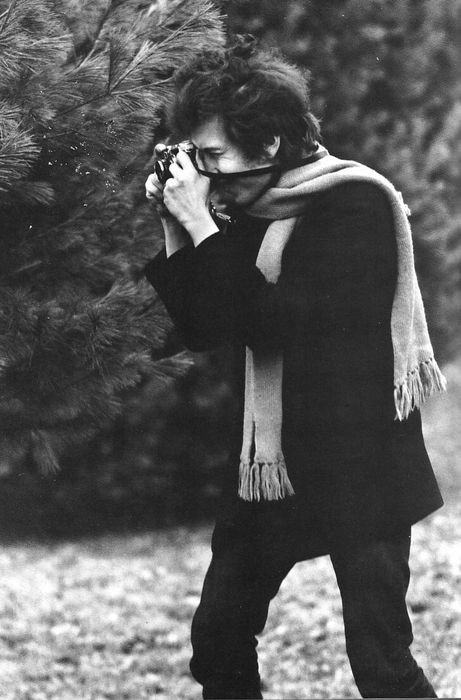 acervozimmerman's tweet photo. Bob Dylan em uma sessão de fotos em Woodstock, 1964. https://t.co/2vaUiwPf21