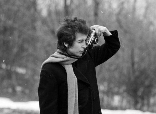 acervozimmerman's tweet photo. Bob Dylan em uma sessão de fotos em Woodstock, 1964. https://t.co/2vaUiwPf21