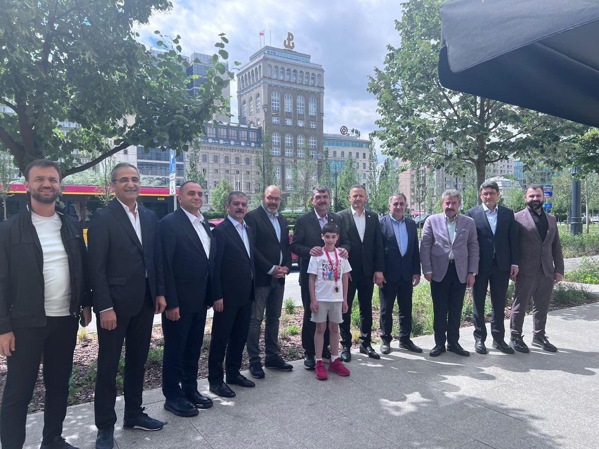 fnasiroglu's tweet photo. 📍 Varşova | Polonya

Heyetimizle birlikte, Uluslararası Demokratlar Birliği (UID) Polonya Bölge Başkanı Sayın Halil Gürbüz, UID Polonya Genel Sekreteri Sayın Memnune Baldan Öztopbaş ve kıymetli yönetim kurulu üyeleriyle verimli bir görüşme gerçekleştirdik.

Görüşmemizde, Avrupa’daki Türk toplumunun yürüttüğü çalışmalar, Türkiye–Polonya ilişkilerinin daha da geliştirilmesi ve önümüzdeki dönemde hayata geçirilebilecek ortak proje ve iş birlikleri üzerine kapsamlı değerlendirmelerde bulunduk.

Nazik ev sahiplikleri ve samimi misafirperverlikleri dolayısıyla Sayın Halil Gürbüz şahsında UID Polonya teşkilatına ve kıymetli yönetim kurulu üyelerine teşekkür ediyor, çalışmalarında başarılar diliyorum.

@RTErdogan @Akparti @hasandogan @abuyukgumus @aliihsanyavuz54 @SirakayaZafer @mustafademir @RaufAlp