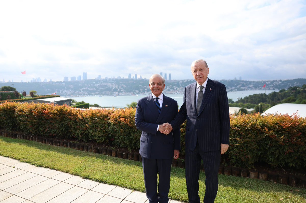 Communications's tweet photo. President Recep Tayyip Erdoğan and Prime Minister Shehbaz Sharif of Pakistan held a joint press conference following their meeting at Vahdettin Mansion in Istanbul.

https://t.co/0qOAY9vbeR https://t.co/vW83aInzCZ