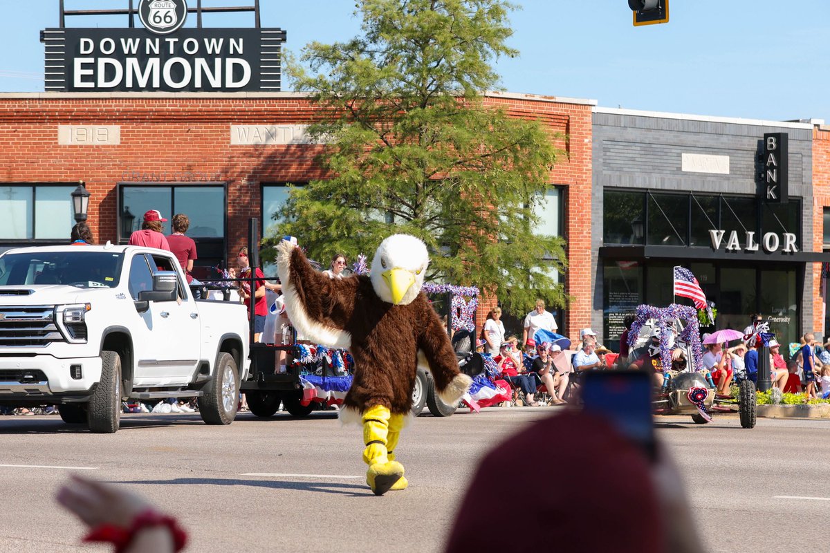 okchristian's tweet photo. Happy 4th of July! 
One Flag. One Land. One Eagle Nation. 🦅🇺🇸
.
#USA250 #Edmond #SummerSingers #College #Parade https://t.co/Hu4XdSlJ6X