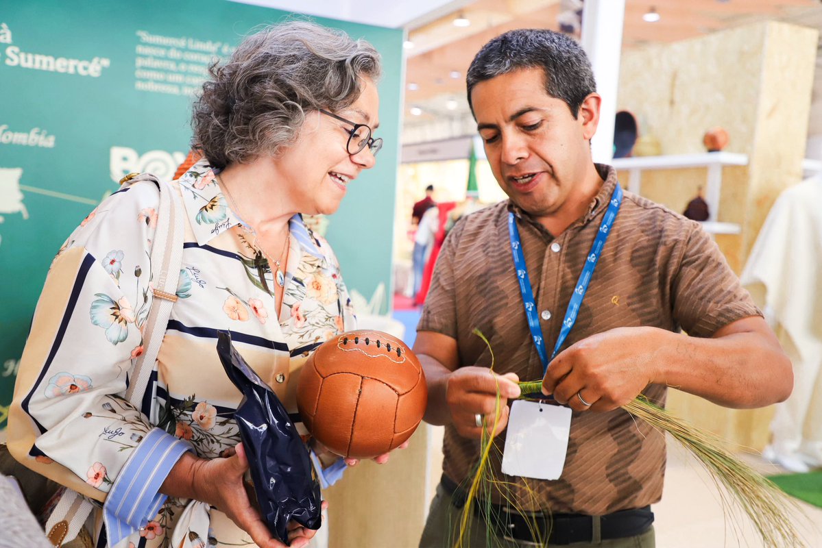 CarlosAmayaR's tweet photo. Llegamos a la Feria Internacional de Artesanías de Lisboa 💚. 

Visitamos el stand de Artesanías de Boyacá en la FIA, que hoy muestra al mundo la colección 2026 ‘Sumercé Linda’. 

Junto al embajador de Colombia en Portugal, Germán Grisales, la Vereadora de Cultura y Turismo, Conceição Henriques y la Gestora Social @DanielaAssisF acordamos un memorando de entendimiento para que una delegación de las y los mejores artesanos de Boyacá viaje a Portugal a fortalecer sus conocimientos en diseño, técnicas e innovación, mientras intercambian saberes con artesanos portugueses.

Además, extendimos la invitación para que Portugal participe como país de honor en el @FICBoyaca_ y #CosechArte 2027.

Seguimos construyendo alianzas que abren oportunidades y mercados internacionales a nuestros artesanos 🤩.