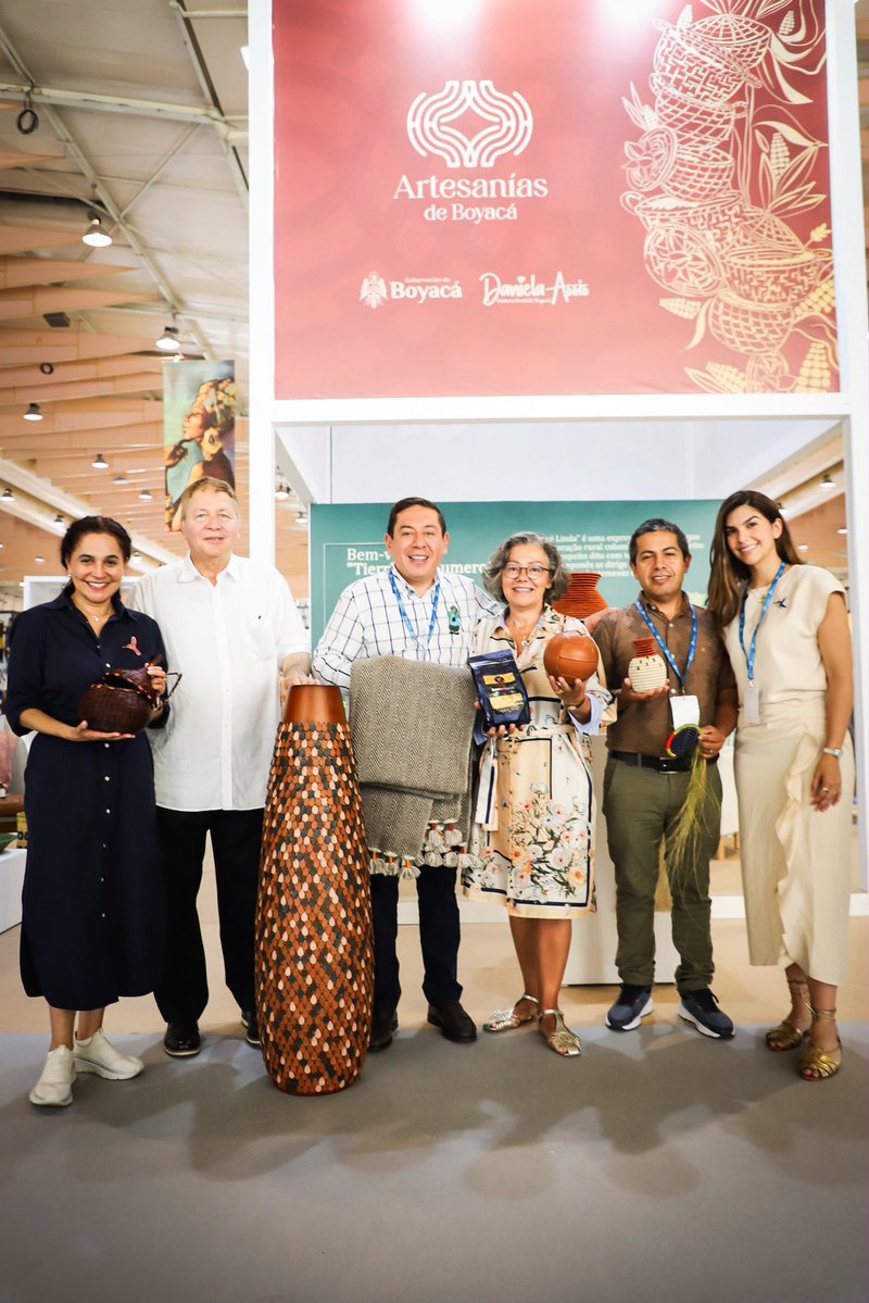 CarlosAmayaR's tweet photo. Llegamos a la Feria Internacional de Artesanías de Lisboa 💚. 

Visitamos el stand de Artesanías de Boyacá en la FIA, que hoy muestra al mundo la colección 2026 ‘Sumercé Linda’. 

Junto al embajador de Colombia en Portugal, Germán Grisales, la Vereadora de Cultura y Turismo, Conceição Henriques y la Gestora Social @DanielaAssisF acordamos un memorando de entendimiento para que una delegación de las y los mejores artesanos de Boyacá viaje a Portugal a fortalecer sus conocimientos en diseño, técnicas e innovación, mientras intercambian saberes con artesanos portugueses.

Además, extendimos la invitación para que Portugal participe como país de honor en el @FICBoyaca_ y #CosechArte 2027.

Seguimos construyendo alianzas que abren oportunidades y mercados internacionales a nuestros artesanos 🤩.