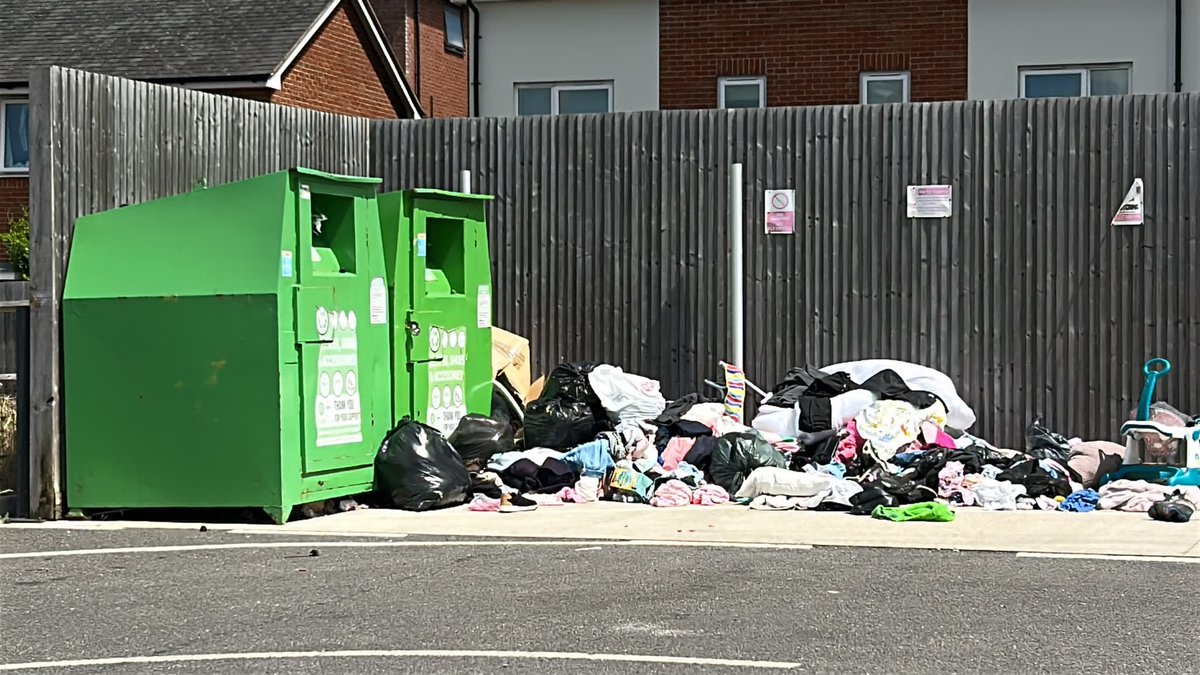 Rubyjones1926's tweet photo. @sainsburys any chance of getting this sorted? Gatehouse Aylesbury.  

Best thing to do is to remove them so it doesn't  encourage this fly tipping.

Thank you. 

@BucksFlyTipping can you help please? https://t.co/3ZZBb5FSmR