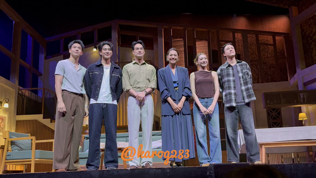 karog283's tweet photo. วันนี้มีโอกาสได้ไปดู #ONCEAGAIN อีกรอบนึง รอบนี้นั่งแถวที่ 2 ตรงกลางเลยหล่ะ ที่ต่างจากรอบแรกที่นั่งชั้น 2 คือรอบแรกจะเห็นภาพรวมของทั้งฉาก แต่รอบนี้เห็นสีหน้า การสื่ออารมณ์ รายละเอียดเล็กน้อยๆมากมาย
โดยส่วนตัวชอบคู่ของพี่เอมกับเพิร์ธมาก บทพูดเข้าปาก เล่นออกแนวรอมคอมน่ารักมากๆ ส่วนคู่ที่ระเบิดพลังเลยคือคู่พี่บอยกับพี่นุ่น ใส่กันโบ้มๆ แล้วพอนั่งใกล้มันจะเห็นรายละเอียดเล็กๆน้อยๆ สีหน้า อารมณ์ แบบตอนผิดหวัง ใจสลาย โกรธจนตัวสั่น ตอนที่เสียใจมากๆแต่ต้องกลั้นไว้อะไรงี้อ่ะ ส่วนคู่ของน้องต้นข้าวกับยูโรคือทำไมไม่รู้ ออกมาทีไรชั้นกับพี่ขรรมตลอด แต่นี่ว่ายูโรเล่นดีขึ้นเยอะมากๆจากวันแรก บทพูดเข้าปากมากขึ้น การรับส่งอารมณ์สมูธขึ้น แล้วพออยู่ใกล้ เห็นสีหน้าแววตาแล้วมันรู้สึกร่วมไปด้วยมากๆ ถือเป็นการ challenge ตัวเอง ก้าวหน้าไปอีกขั้น เติบโตในสายอาชีพไปอีกขั้นแล้วนะ ดีใจกับน้องด้วย🥹