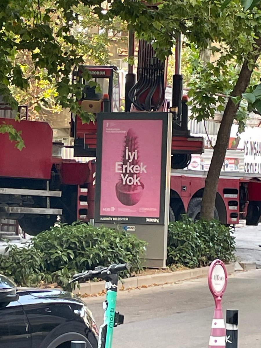 drhuri__ye's tweet photo. İstanbul'un bazı bölgelerinde asılan afiş
Bu afiş de Kadıköy'den
Affedersin erkek uzvuna benzeyen kaktüs zemin pembe renk ve lgbt veya feminizmi çağrıştıran aile yapısına direk saldıran bir afiş👇 https://t.co/YyfLDEsFbr