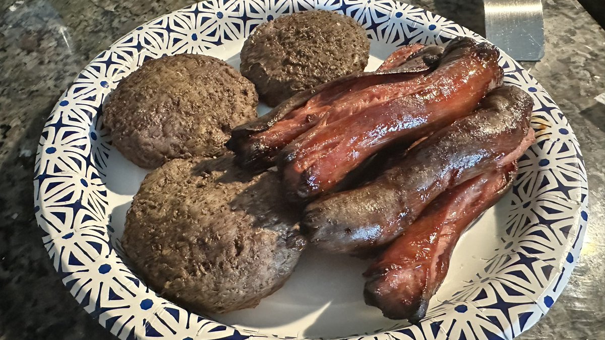 LBrothersMedia's tweet photo. Burgers and Dogs ready! https://t.co/cdrt4TXYxf