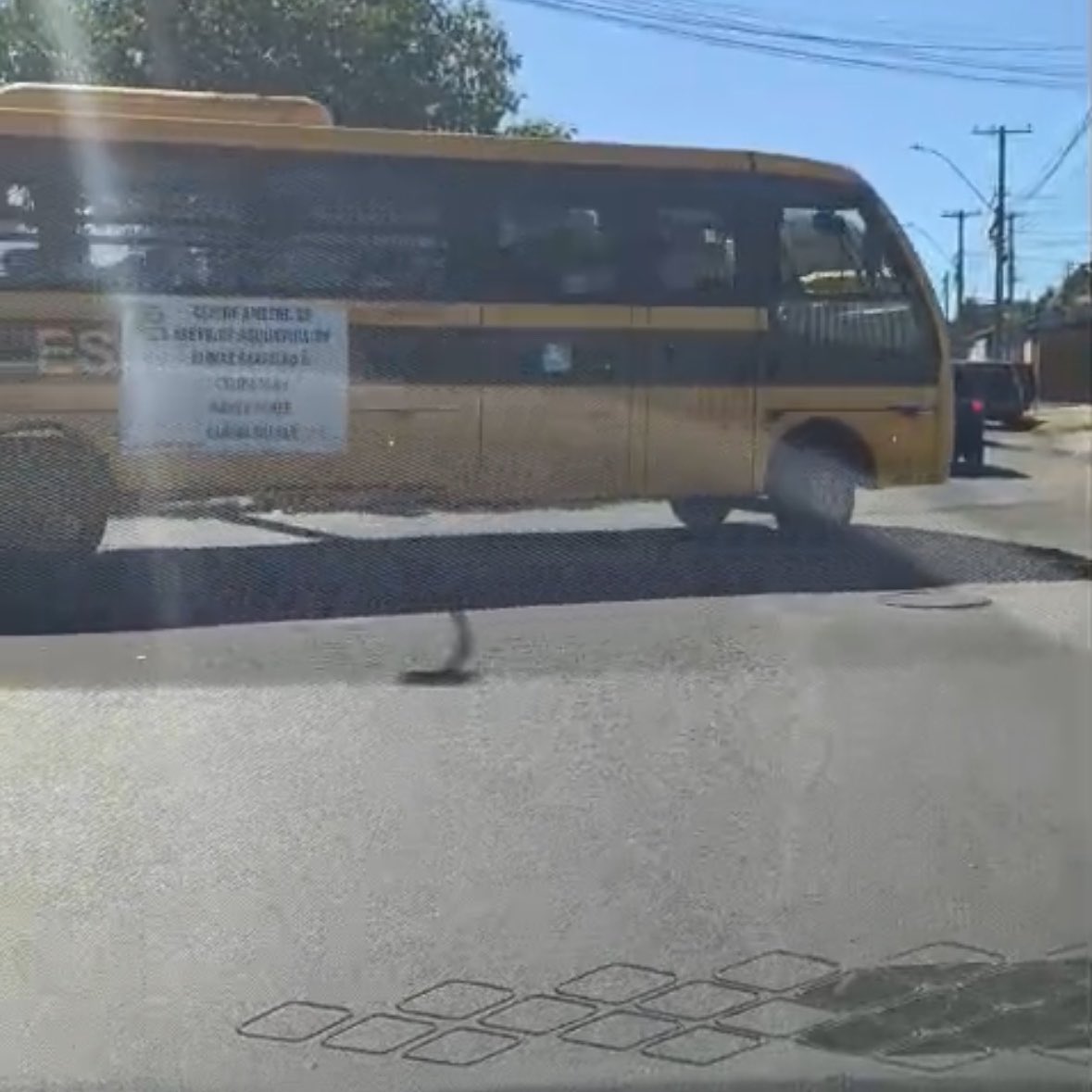 AndrePiresDF's tweet photo. 🚨URGENTE! 

Santa Maria, neste momento, vive mais um episódio absurdo do Governo de Ibaneis e Celina, centenas de ônibus escolares de uso público levando pessoas para o mega comício da governadora.

Eles vão usar toda a máquina pública para tentar continuar acabando com o DF! https://t.co/vLY4NsKlZn