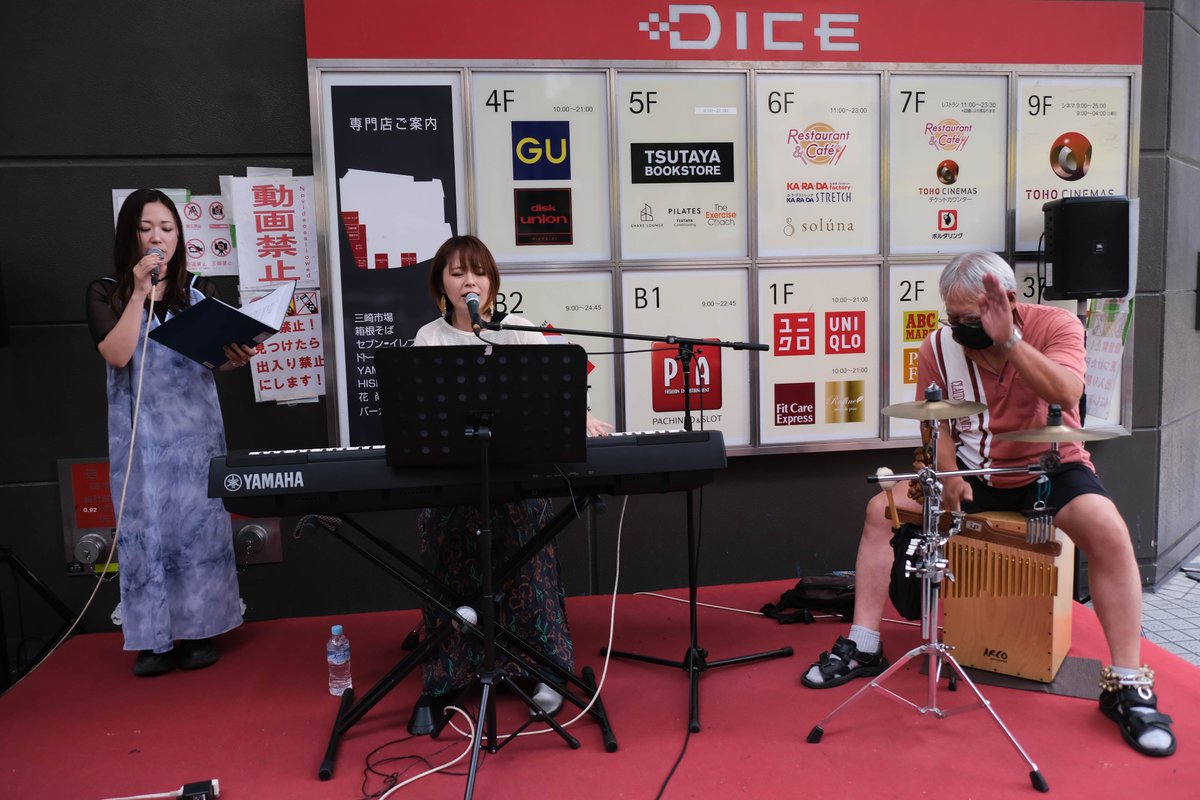 NemoLivetoPhoto's tweet photo. なんかボスの手が面白い感じなので上げておこう。
演奏中に「ちょっと待った」ってかんじｗ https://t.co/IjKXpSMxZj