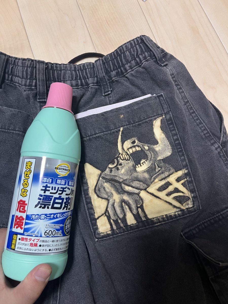 Razorback_gurui's tweet photo. 漂白剤と筆でデーモンハンドを製作中 https://t.co/FF1l2Tg9eU