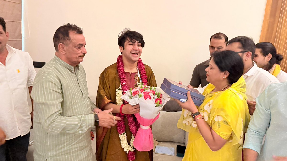 indutiwarijbp's tweet photo. आज राजधानी दिल्ली पहुंचकर बागेश्वर धाम सरकार परम पूज्य महाराज श्री धीरेंद्र कृष्ण शास्त्री जी के जन्मदिवस के पावन अवसर पर आशीर्वाद प्राप्त कर शुभकामनाएँ प्रेषित कीं।

साधु जी, सीताराम! 🙏🚩 @bageshwardham https://t.co/4aKpGZlziG