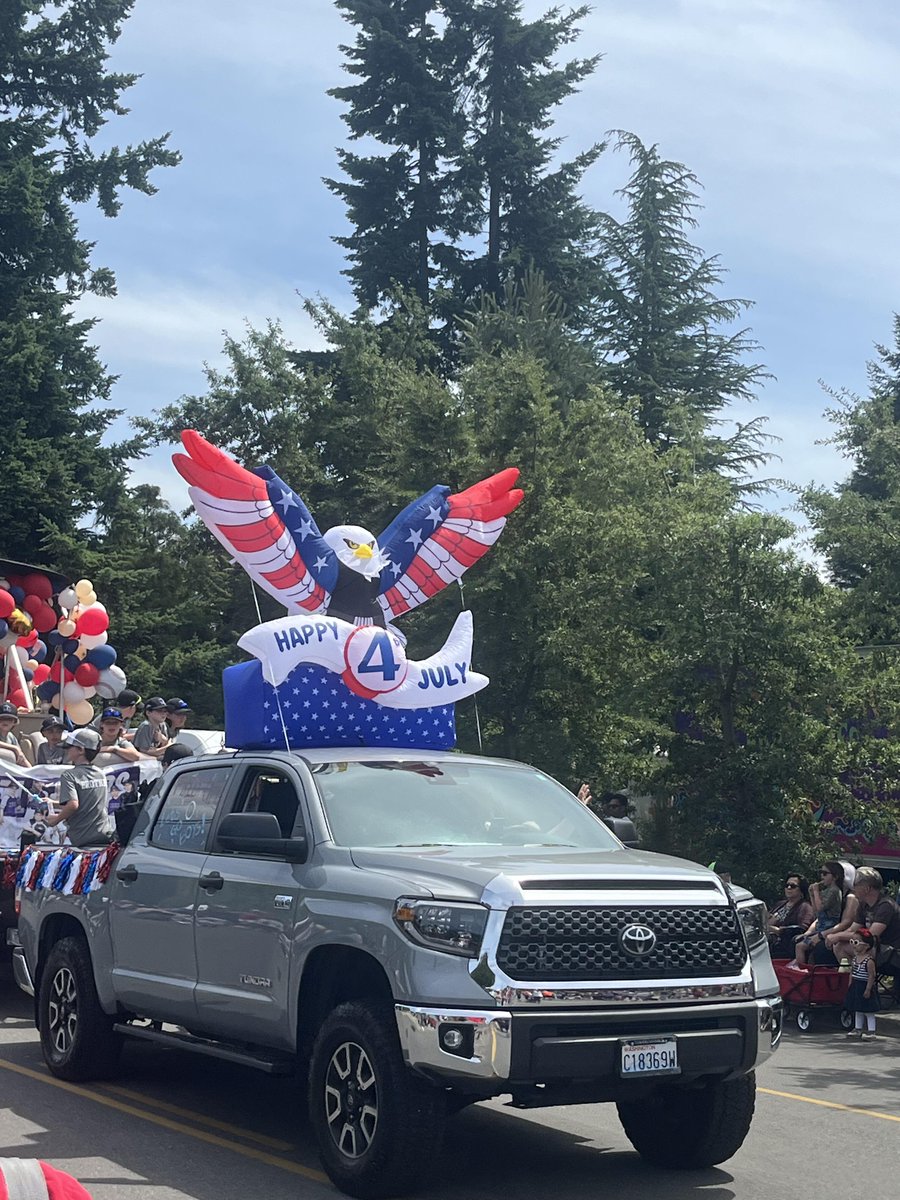 7ru_xq's tweet photo. Caught part of the parade today. The energy was hard to miss.#IndependenceDay https://t.co/tiqLe6QEIp