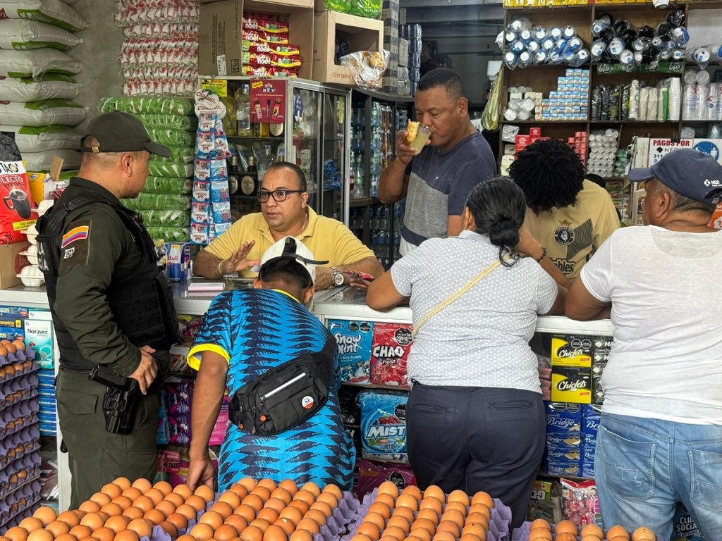 AlejandroChar's tweet photo. Barranquilleros, hoy quiero decirles que, a pesar de las amenazas de los grupos criminales, seguimos trabajando sin descanso por su seguridad, tranquilidad y confianza.

Soy consciente de la preocupación que han generado las intimidaciones de un grupo criminal contra comerciantes y vendedores ambulantes. Quiero asegurarles que estamos trabajando de manera intensa y coordinada con las autoridades metropolitanas y departamentales para garantizar la seguridad de todos nuestros ciudadanos.

No permitiremos que quienes buscan sembrar terror alteren la tranquilidad de nuestro territorio.

Hoy hemos reforzado las medidas de seguridad y fortalecido la coordinación con las autoridades distritales. Les aseguro que seguiremos actuando con firmeza y determinación dentro de la ley.

Invito a todos los barranquilleros a mantener la calma, evitar la difusión de rumores en redes sociales y denunciar ante las autoridades cualquier hecho o situación sospechosa a través de los canales institucionales.

La cooperación permanente entre la ciudadanía y las autoridades administrativas y policiales es fundamental para superar esta situación.

Tengan la certeza de que todos nuestros esfuerzos y capacidades seguirán orientados a garantizar el bienestar y la seguridad de cada una de nuestras familias. ¡Esta terrible noche pronto acabará! 🙌🏼