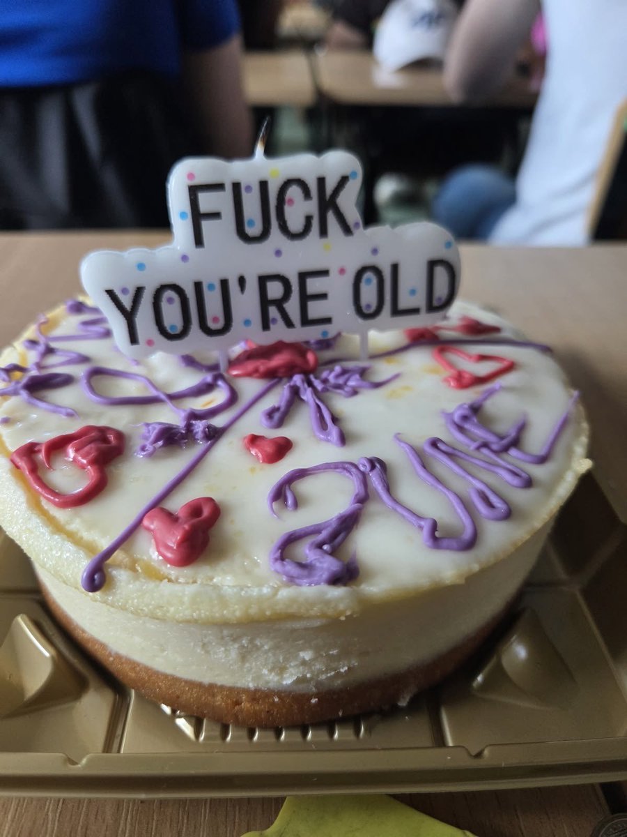 juniperlouisee's tweet photo. figured i would make steve a cake for his birthday and was looking for ideas on pinterest.. which one should i make him guys 😁😁 

(IM KIDDING IM KIDDING ILL MAKE A NICE ONE I SWEAR) https://t.co/7gSUxz7fAS