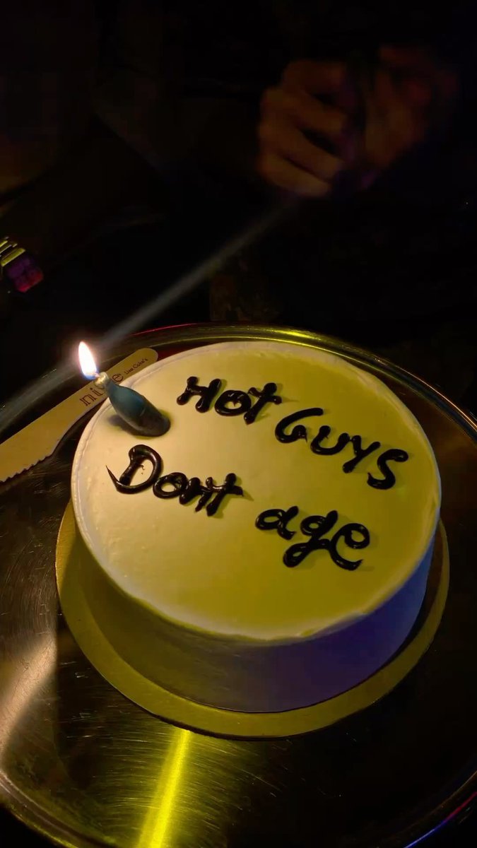 juniperlouisee's tweet photo. figured i would make steve a cake for his birthday and was looking for ideas on pinterest.. which one should i make him guys 😁😁 

(IM KIDDING IM KIDDING ILL MAKE A NICE ONE I SWEAR) https://t.co/7gSUxz7fAS