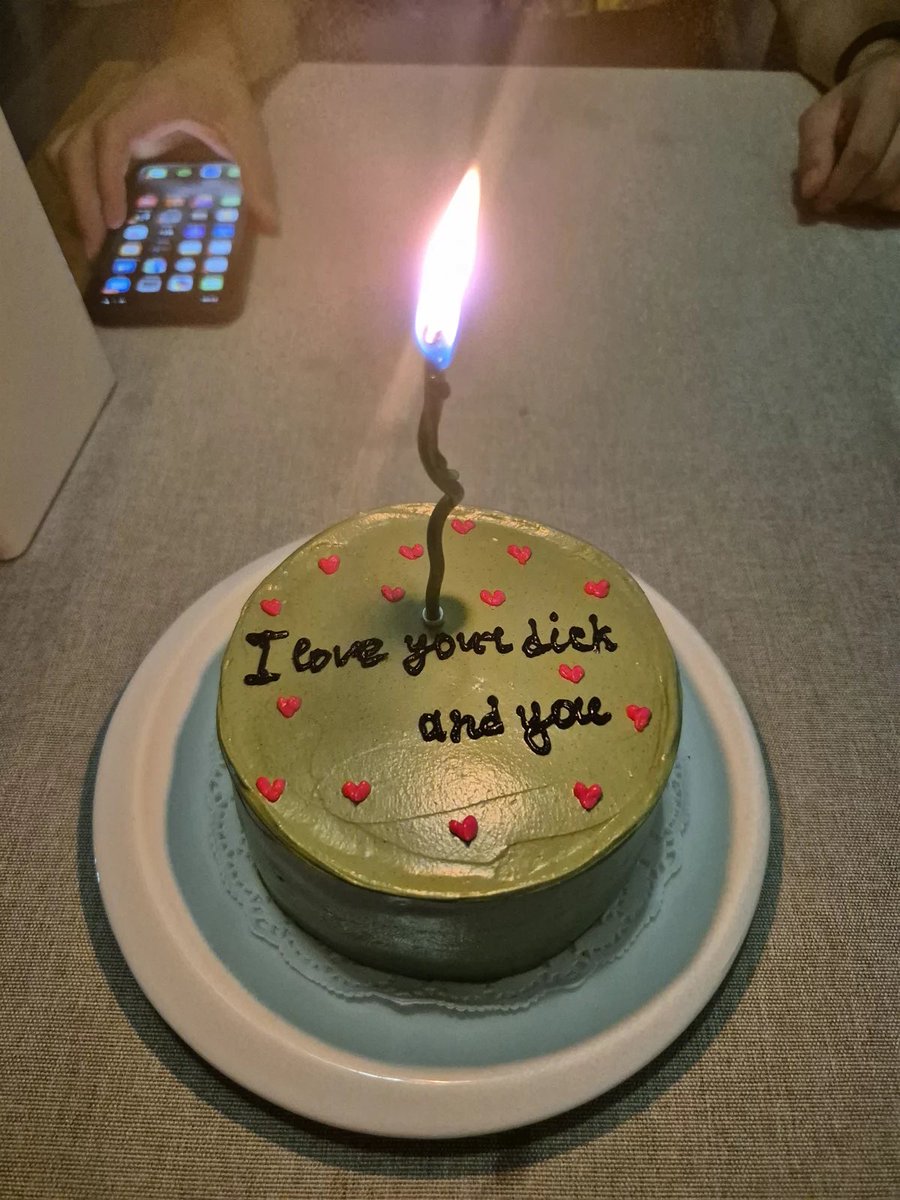 juniperlouisee's tweet photo. figured i would make steve a cake for his birthday and was looking for ideas on pinterest.. which one should i make him guys 😁😁 

(IM KIDDING IM KIDDING ILL MAKE A NICE ONE I SWEAR) https://t.co/7gSUxz7fAS