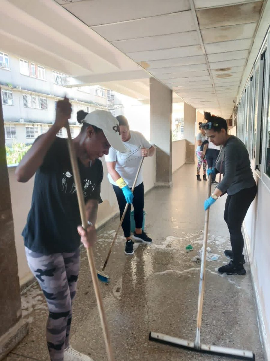 YamileRamosCord's tweet photo. Hoy son los trabajadores del sector educacional los que apoyan la higienización del Hospital Abel Santamaría Cuadrado #PinardelRío.  #MiMoncadaEsLaPatria #PinarEn26 https://t.co/qnD2Nxwb8X