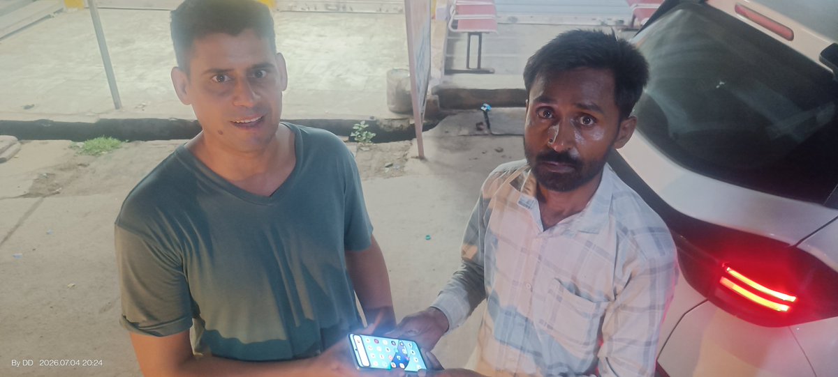 ddsharma99's tweet photo. आज 04 जुलाई को किसी यात्री का  अलीगढ़ नोएडा मार्ग पर  बस में फोन खो गया था,गाड़ी संख्या UP78LN2157 (बुद्धविहार)के परिचालक विनय कुमार द्वारा ईमानदारी का परिचय देते हुए यात्री को वापसी में उनका फोन गौमत पर दिया,फोन पाकर यात्री बहुत खुश हुआ
@UPSRTCHQ 
@UPSRTC_ALI 
@dayashankar4bjp https://t.co/ENkhK2QTA2