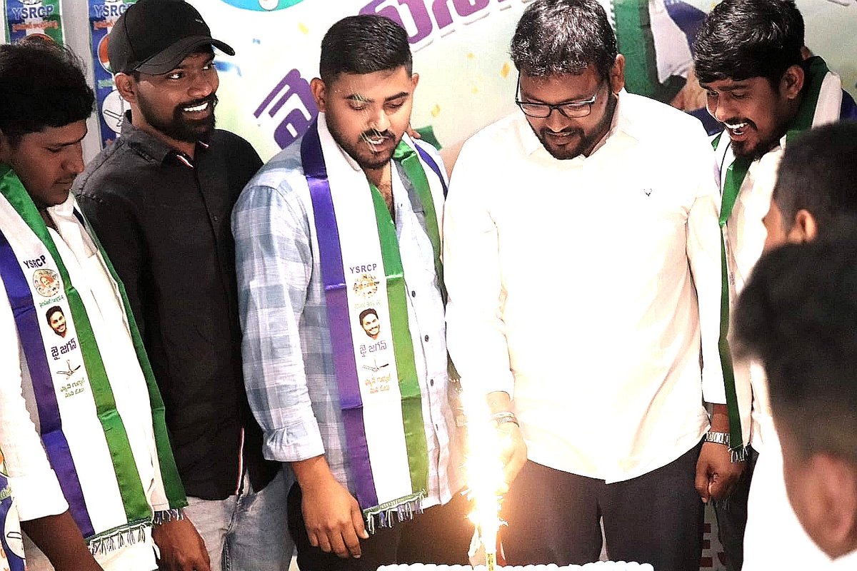 YsrcpCy's tweet photo. *వైఎస్సార్ మహోత్సవం కృతజ్ఞతా అభినందనలు*

"జననేత, అమరజీవి స్వర్గీయ డాక్టర్ వైఎస్ రాజశేఖర రెడ్డి గారి *'వైఎస్సార్ మహోత్సవం'* కార్యక్రమాన్ని ఈరోజు (జులై 4) సైప్రస్ లో అత్యంత ఘనంగా మరియు వైభవంగా నిర్వహించడం జరిగింది. https://t.co/5xZXr5XgaY