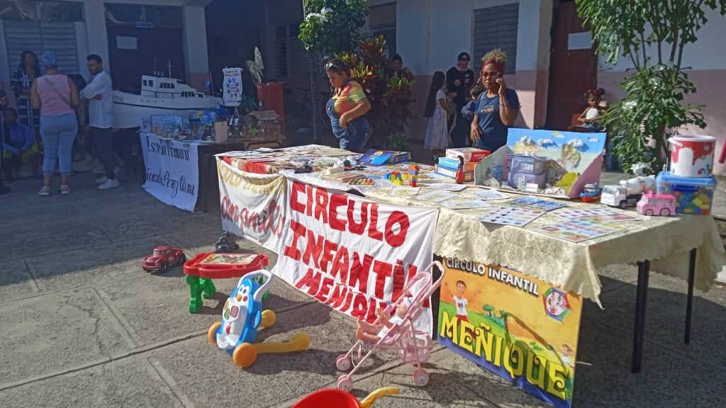 DMECiegodeAvila's tweet photo. En el consejo popular Ángel Alfredo en el territorio avileño estudiantes y maestros junto a la comunidad, participaron en el Día de la Defensa.
#LatiendoConFidel en #CiegodeAvila #DGEMCiegodeAvila https://t.co/IQ3xyr1o65