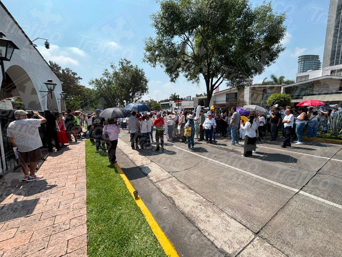 Trafico_ZMG's tweet photo. 💧 Manifestación en Casa Jalisco 🪧

Cientos de vecinos de distintas colonias de la Zona Metropolitana de Guadalajara se reúnen fuera de Casa Jalisco. 

Protestan en contra de @siapagdl por la mala calidad del agua y exigen una solución a las autoridades, mostrando envases con líquido contaminado 

Por este motivo, @JaliscoVial mantiene cierres a la circulación en Manuel Acuña a los cruces con López Mateos y Montreal.

Toma rutas alternas🚔

#TráficoZMGPeriodismoCiudadano