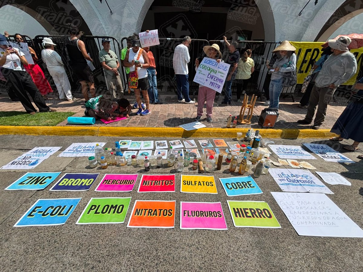 Trafico_ZMG's tweet photo. 💧 Manifestación en Casa Jalisco 🪧

Cientos de vecinos de distintas colonias de la Zona Metropolitana de Guadalajara se reúnen fuera de Casa Jalisco. 

Protestan en contra de @siapagdl por la mala calidad del agua y exigen una solución a las autoridades, mostrando envases con líquido contaminado 

Por este motivo, @JaliscoVial mantiene cierres a la circulación en Manuel Acuña a los cruces con López Mateos y Montreal.

Toma rutas alternas🚔

#TráficoZMGPeriodismoCiudadano