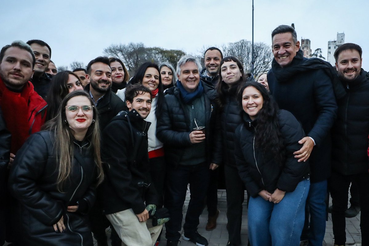 gobdecordoba's tweet photo. 🙌🏻 Estamos transformando el #ParqueDeLasTejas. 🌳

El gobernador @MartinLlaryora supervisó el avance de las obras de recuperación integral del Parque de las Tejas, una intervención que llevamos adelante en conjunto con @MuniCba para revitalizar uno de los principales espacios verdes de #CórdobaCapital y consolidarlo como un punto de encuentro para vecinos, estudiantes y visitantes.

▶️ La obra avanza en distintos sectores e incluye la recuperación de senderos y veredas, nuevo mobiliario urbano, mejoras paisajísticas, forestación, sistemas de riego y la puesta en valor de espacios recreativos y deportivos.

#HacerParaCrecer #Capital