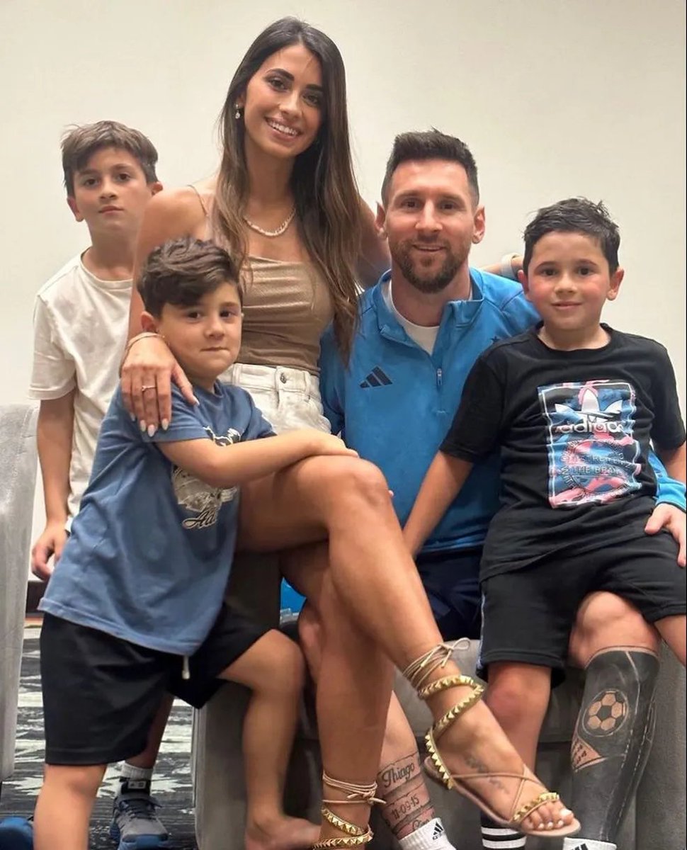 soccer_talk123's tweet photo. Em um mundo onde fama, dinheiro e tentação estão por todos os lados, Lionel Messi construiu algo que muitos consideram impossível: uma família sólida com a mesma esposa desde o começo da carreira.  

Casado com Antonela Roccuzzo desde 2017 e juntos desde a adolescência, o argentino mostra que dá para ser o melhor do mundo sem destruir a vida pessoal.

Três filhos, zero polêmica, uma história de amor que começou na infância em Rosario e continua forte até hoje.