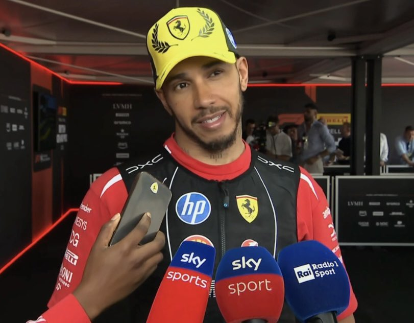 F1Krampon's tweet photo. 🗣️ Lewis Hamilton, bulundukları konumun ne kadar sinir bozucu olduğu hakkında:

"Hangi pist olursa olsun, tam gaz giderken gücün düşmesi ve arkandaki pilotun seni geçip uzaklaşması elbette sinir bozucu."

"Ancak şu anki durumumuzun bu olduğunun farkındayız ve çalışmaya devam ediyoruz. İkincilik ve üçüncülük takım için harika bir sonuç. Umarım yarın ön tarafa biraz baskı uygulamayı deneyebiliriz."