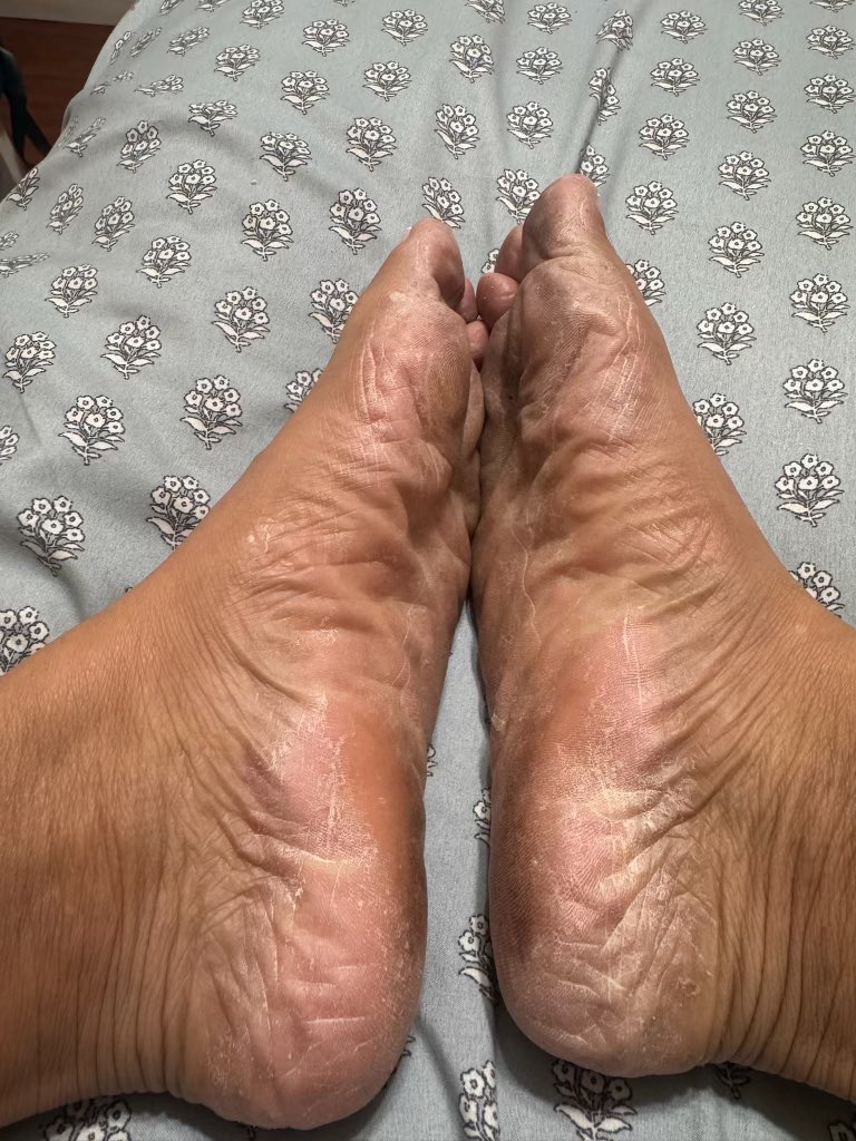 Billydollsmom's tweet photo. “Moms feet got dirty from cleaning and she’s asking who can clean them for her” https://t.co/Eqr4dyU7Gc