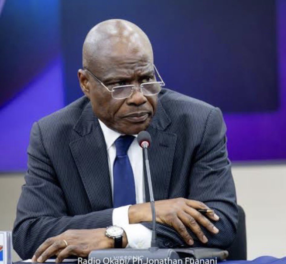 SnegviLuang12's tweet photo. LE PEUPLE LIBRE 
TRIBUNE DU JOUR : C64 : LE GROUPE WHATSAPP QUI BUG
Sous-titre : Quand Kinwood se perd... Le Peuple, lui, ne se perd pas ! TOZA BA ZOBA TE 🇨🇩

Le Peuple Libre a vu le tweet.

Sneg-vi Luangila a lancé la bombe : Dans la même maison C64, il y a 2 sonnettes différentes. 

D’un côté Monsieur Fayulu dit : "L’AFC/M23 c’est une rébellion. Point."  
De l’autre côté Monsieur Kikuni dit : "Non non, c’est une opposition armée."

Eeeeeh !

Le Peuple Libre constate : 
Dans C64, on dirait qu’ils ne sont pas dans le même groupe WhatsApp. L’un est dans "C64 Info", l’autre est dans "C64 Info 2 - La Vraie".

Question du Peuple : 
Le peuple doit comprendre quoi au juste ? 
Si vous qui êtes dans la même plateforme vous ne vous accordez pas sur les mots, nous le peuple on fait comment ? 
On tire à pile ou face ? "Rébellion c’est face, Opposition armée c’est pile" ?

Kinwood s’est perdu. 
Oui chef, Kinwood s’est perdu dans les définitions. Le GPS a dit "tournez à gauche à Rébellion", et l’autre a dit "non, continuez tout droit à Opposition Armée".
Résultat : Le véhicule C64 est en panne au rond-point. Et nous on est derrière dans l’embouteillage.

Le Peuple Libre rappelle : 
La guerre à l’Est ce n’est pas un débat de dictionnaire. Ce sont des vies. Ce sont des mamans. Ce sont des enfants. Ce n’est pas le moment de faire "Qui a raison entre nous deux".

Nous on veut une seule version. Une seule voix. Une seule position pour la Patrie.

Parce que TOZA BA ZOBA TE. 
On a compris la technique : Quand tu es confus toi-même, tu veux embrouiller le peuple aussi.

Mais désolé. 
Le Peuple a le dictionnaire. 
Le Peuple a la mémoire. 
Le Peuple a les yeux ouverts.

Conclusion du Peuple Libre :
Chers membres de C64, avant de donner des cours au pouvoir, mettez-vous d’abord d’accord entre vous. 
Faites d’abord votre réunion. Nommez un porte-parole. Et revenez.

En attendant, nous on garde une seule ligne : La RDC est une. Indivisible. Et l’ennemi de la RDC s’appelle l’ennemi de la RDC.

TOZA BA ZOBA TE. Le Peuple Libre veille. 🇨🇩