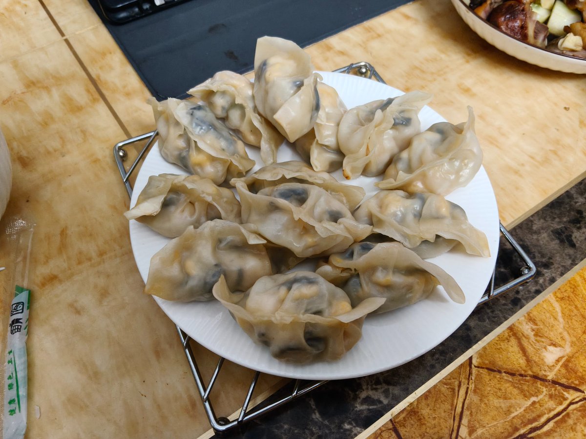 mangofragile's tweet photo. 来广东之后居然北方血脉觉醒一下子顿悟包饺子了。。。（这是我第一次做捏） https://t.co/SoI3FmwEbR