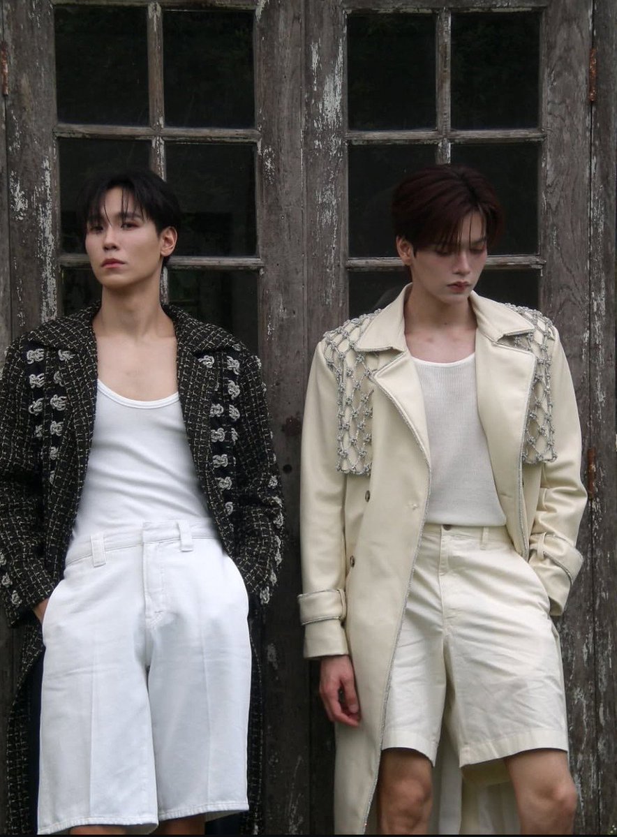 pzshot's tweet photo. มีคนเม้าให้ฟังว่านายแบบสองคนนี้ตอนแรก ๆ ไม่ค่อยถูกกัน แล้วโดนบังคับให้ถ่ายคู่กัน เวลาโพสท่าก็ไม่มองหน้ากันเลย แต่ล่าสุดรับแต่งานถ่ายแบบคู่กัน มองหน้ากันแล้วยิ้มอะ แกว่าเขาจีบกันอยู่ปะ 👉🏻👈🏻 https://t.co/pLHOI35B3q