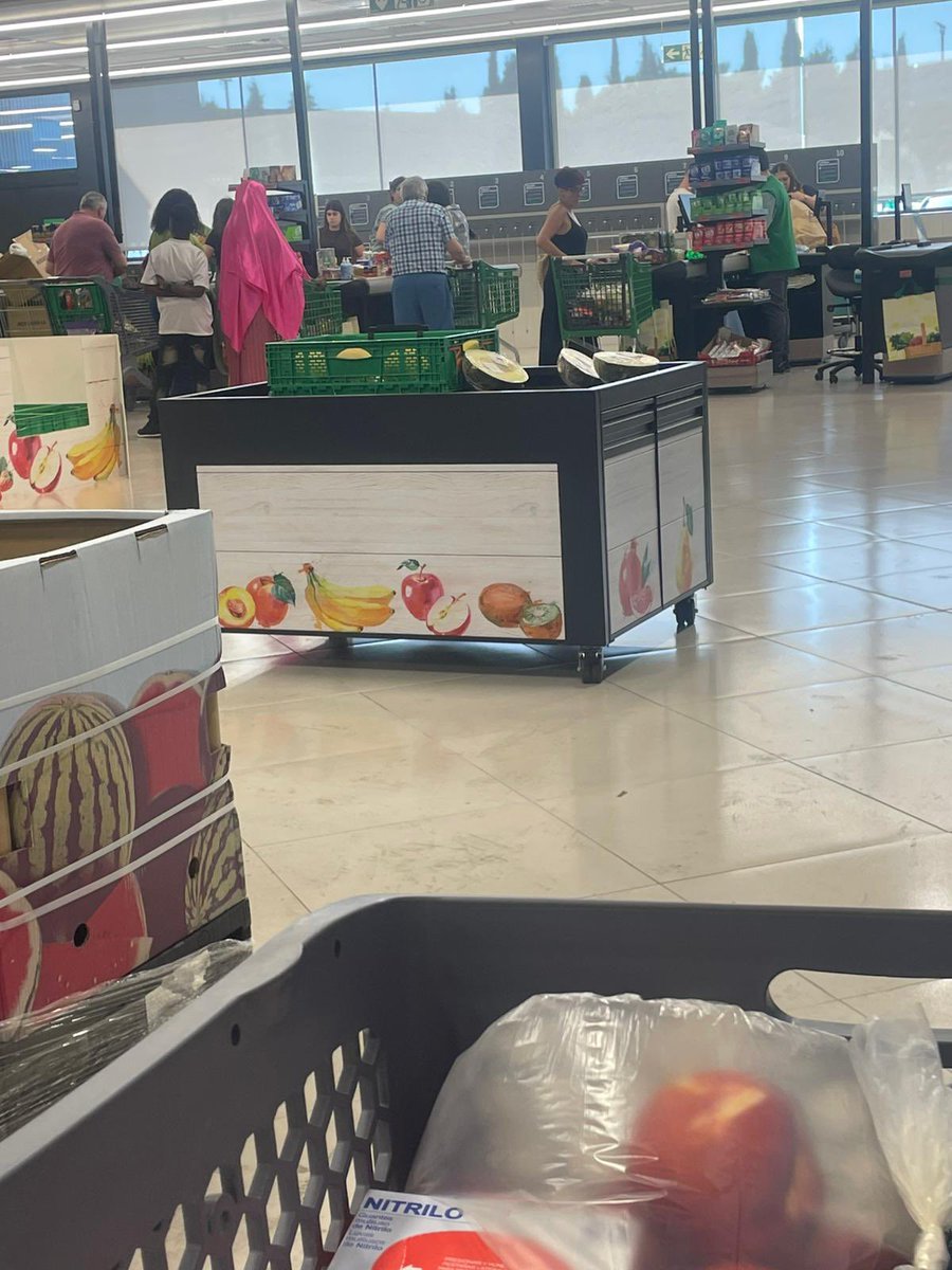 pachidermi's tweet photo. pero que hace madonna en mercadona https://t.co/QZRMAtwNlO