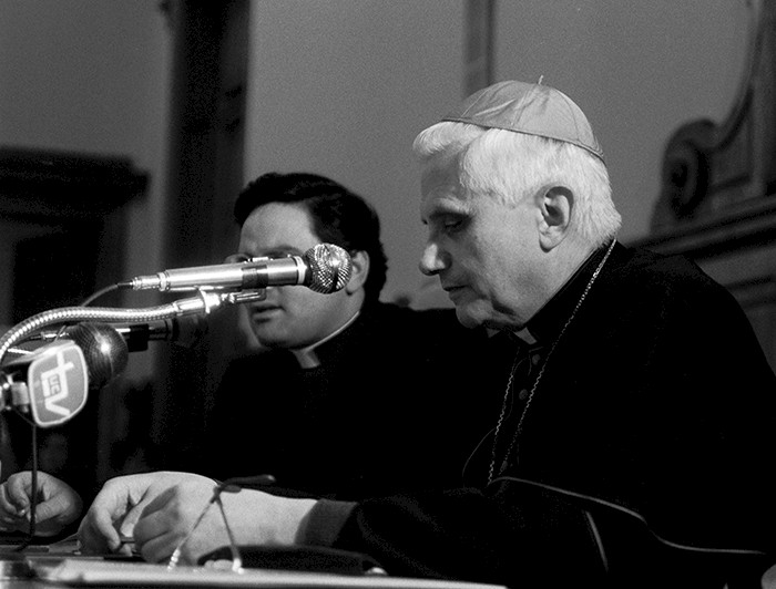 kattolikamente's tweet photo. Che cosa disse #Ratzinger ai vescovi del Cile nel 1988 riguardo lo scisma di Mons. #Lefebvre.
È un discorso onesto che bisogna leggere tutto e non solamente un pezzo. Certi punti ancora non sono superati, a destra e a sinistra. #fsspx https://t.co/t8cymYTOIF https://t.co/AkHt8bKfxm