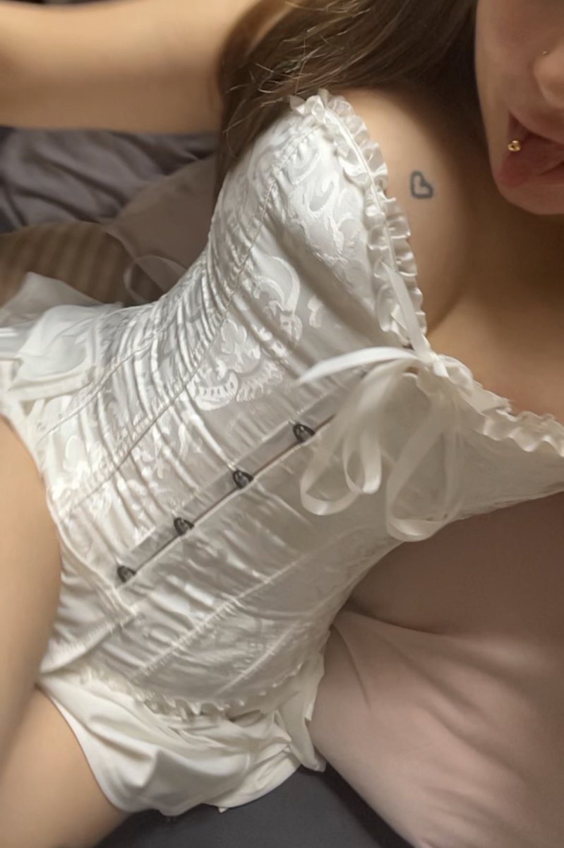 louiseshall89's tweet photo. I 🫶 corsets https://t.co/wBVfjrASxV