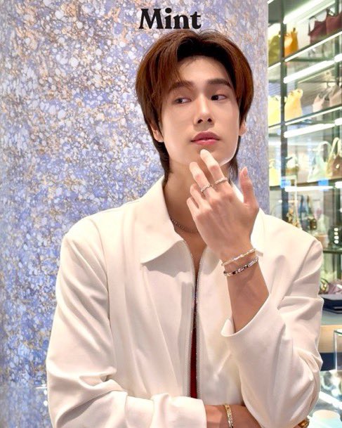 ilupond's tweet photo. Wishing PhuWin a very happy 23rd birthday.✨🎉

OUR STAR PHUWIN 23rd
#23rdHoneyThePHUWINDay #phuwintang https://t.co/s8BOEv062R