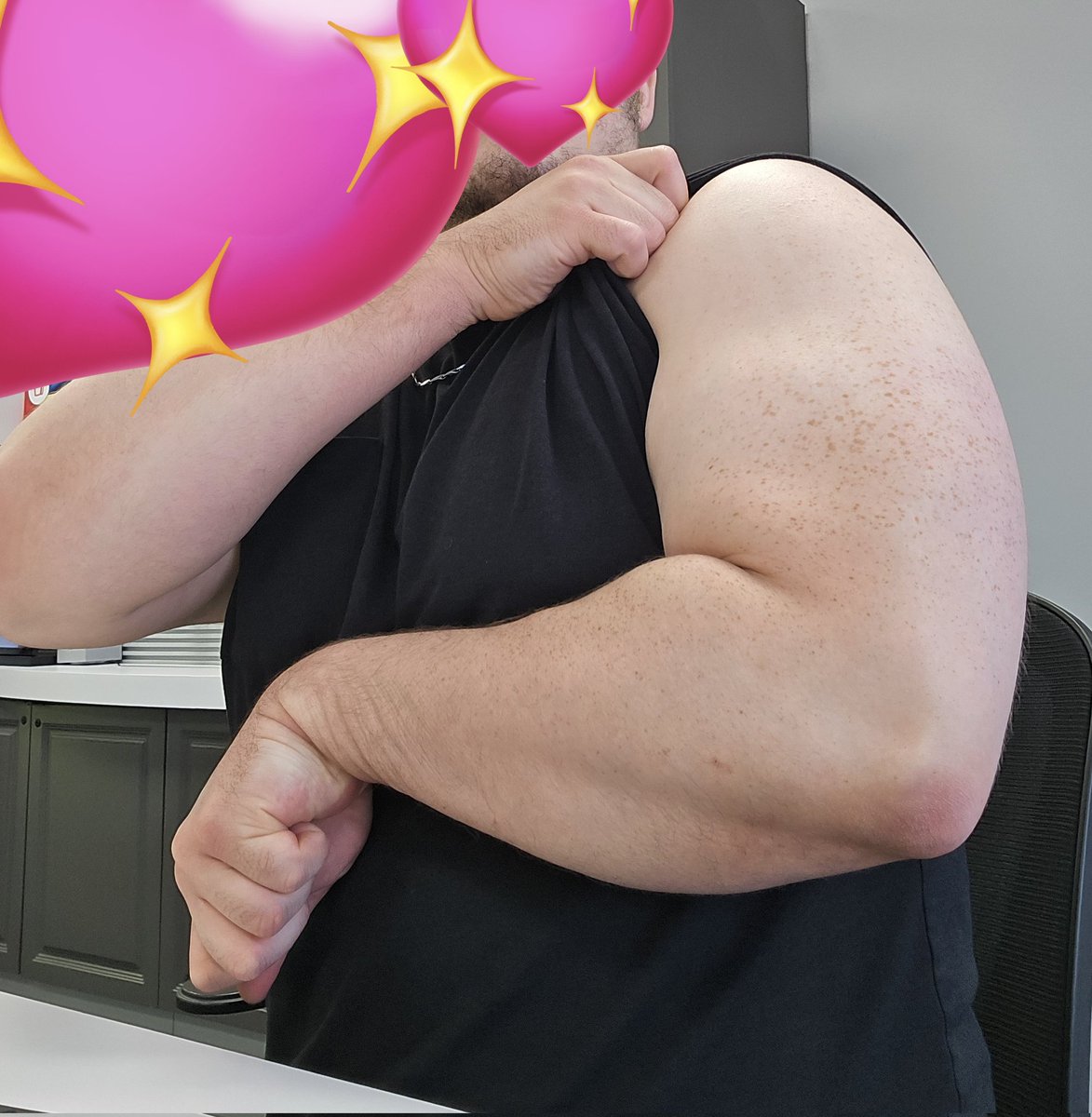 beryl_man's tweet photo. Me and my big ol arms https://t.co/enXuESBUH7