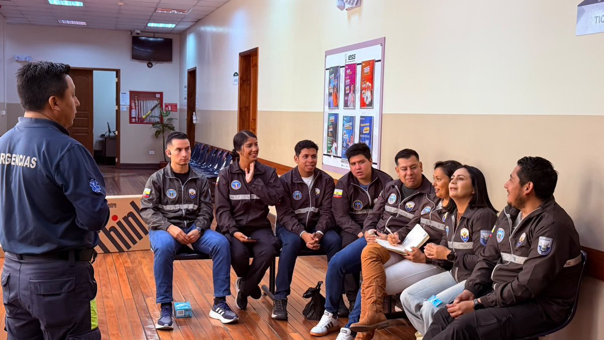 IESSPichincha's tweet photo. #IESSnoPara | El equipo de paramédicos del 🏥 Hospital del Día Central Quito capacita a miembros de la @PoliciaEcuador sobre:

🫀 Reanimación cardio pulmonar 
🩸Control de hemorragias 
🚑 Inmovilización de pacientes con traumas
🦺 Aseguramiento de la escena https://t.co/m4OQE3Vc8g