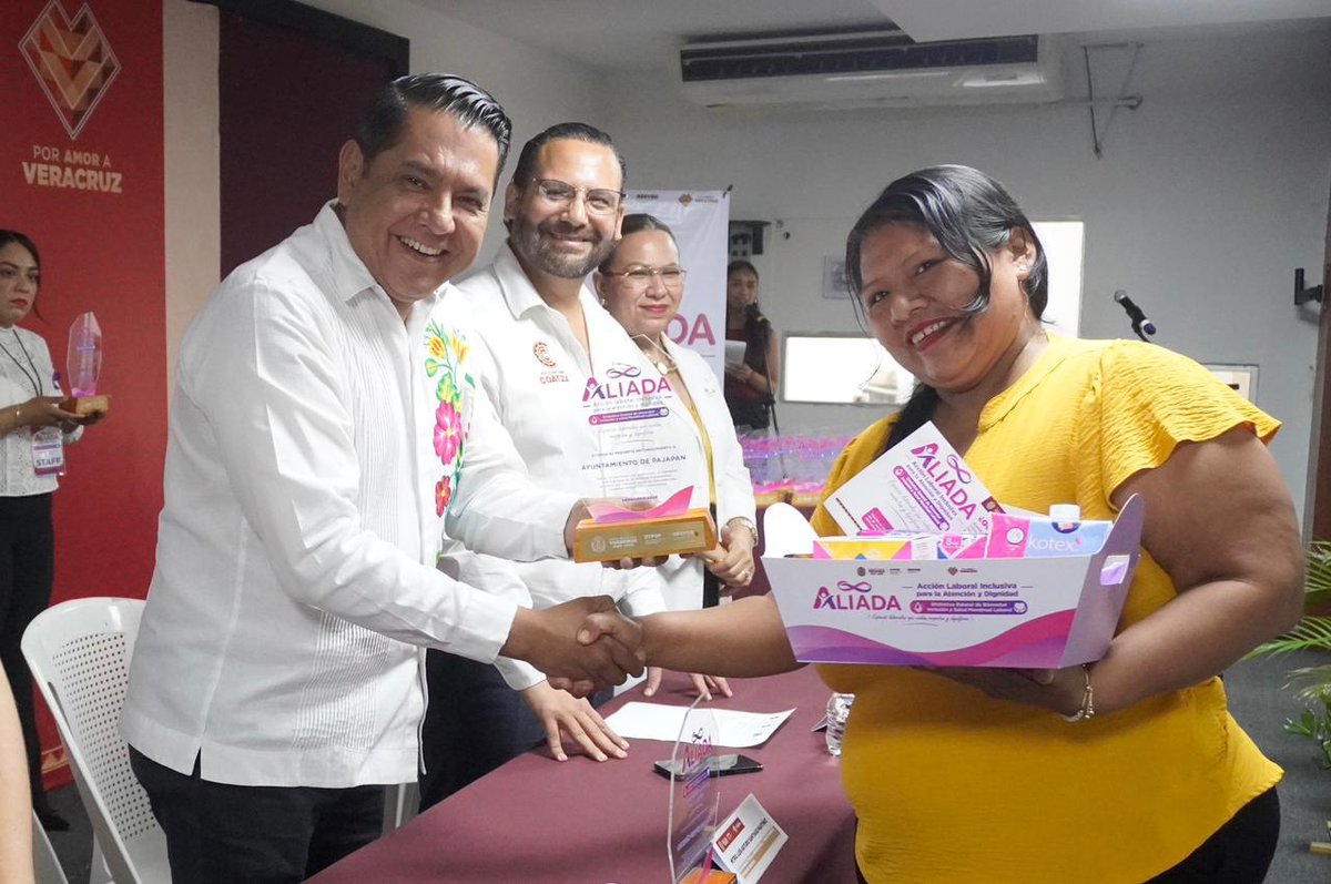 Ventanavermx's tweet photo. 🟣Reconoce #STPSP a 43 centros laborales de #Coatzacoalcos con distintivo #ALIADA🟣
Nota:https://t.co/W1v52XzoMj https://t.co/9Bb40Ul0Oh