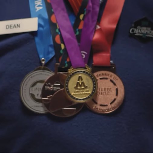 tsukilove8424's tweet photo. nahh gitu dong, pamerkan 4 medali bergengsi mu itu, wahai dean hartono 🔥

🥉 IPHO 2021
🥈 APHO 2021 
🥇 Gold Medal &amp; Absolute Winner ONMIPA Bidang Fisika 2023 
🥈 Silver Medal ONMIPA Bidang Matemarika 2022

keren banget emang ini orang 👏👍✨ #dean https://t.co/FVfYHz6fqz