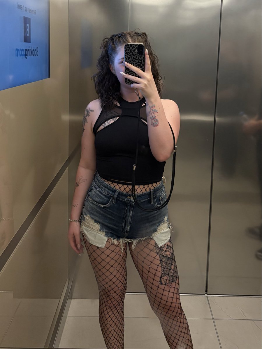 NovaElli's tweet photo. ✨ Outfit? Check. 👑✨ Laune? Perfekt. 🍸 Jetzt fehlt nur noch jemand, der heute meine Drinks übernimmt. 😉💸🥂
—————
✨ Outfit? Check. ✨👑 Mood? Flawless. 🍸 Now… who’s taking care of my drinks tonight? 😉💸🥂

#goddess #paypig #party #zahlschwein #zahlsklave #prag #paypalme https://t.co/hiNX0c5JSJ