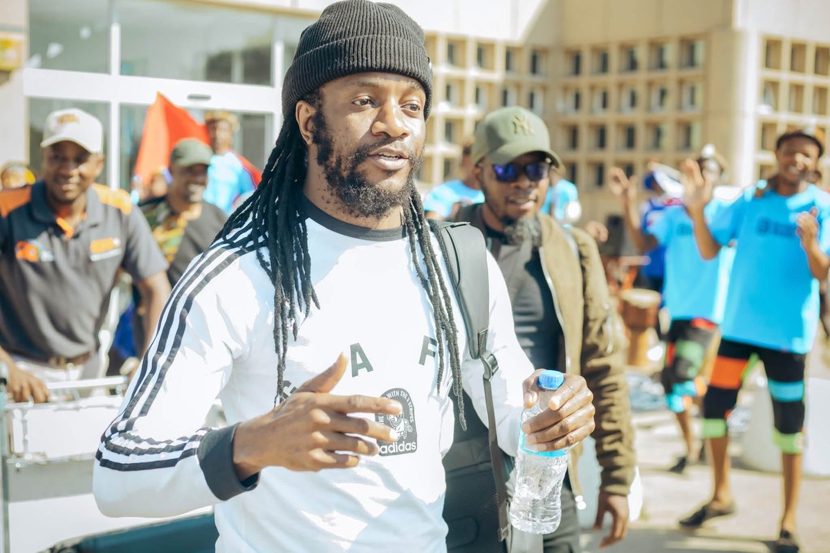 Am_Blujay's tweet photo. He can’t be bought by cars the only Zimbabwean artist who matters 🔥 https://t.co/FsDQENQWBP