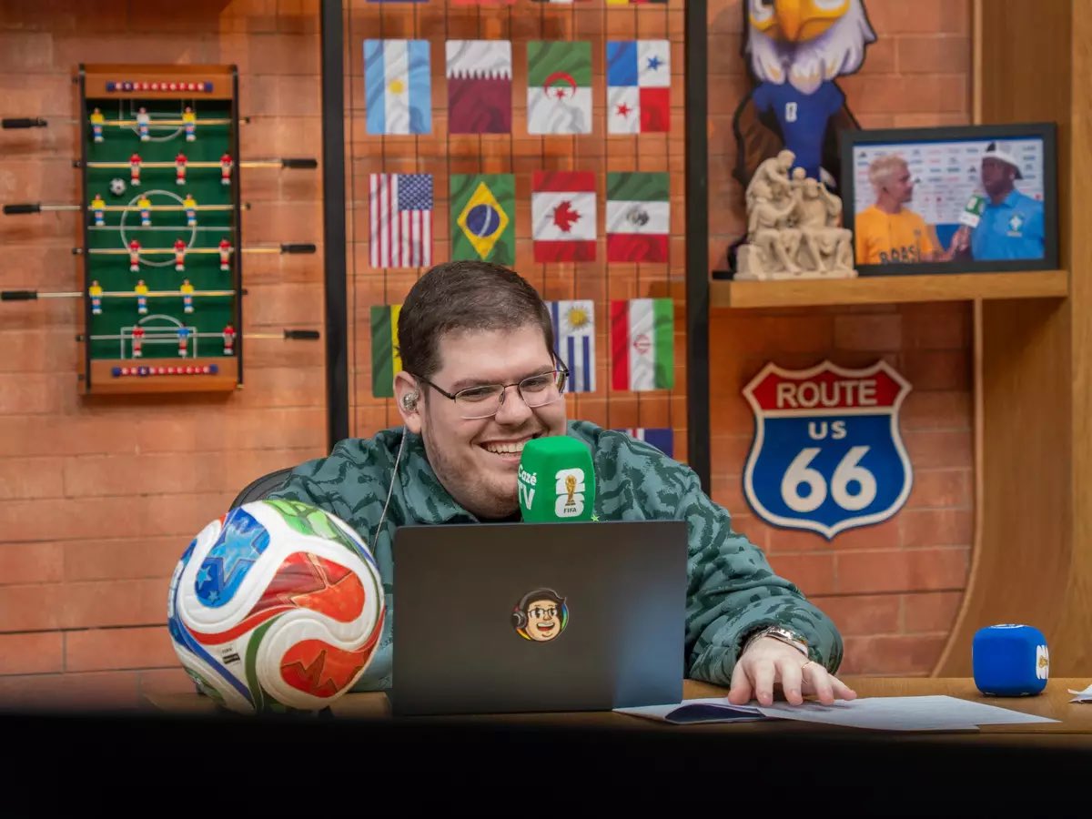 NarradoresB's tweet photo. CazéTV alcança 100 milhões de dispositivos únicos durante a Copa do Mundo

A CazéTV segue quebrando recordes de audiência na Copa do Mundo. 

Em apenas 21 dias de competição, o canal atingiu a marca de 100 milhões de dispositivos únicos conectados às transmissões.

As maiores audiências registradas até o momento foram:

Brasil x Japão – pico de 21 milhões de aparelhos conectados simultaneamente.

Portugal x Croácia – pico de 19 milhões de aparelhos conectados simultaneamente.