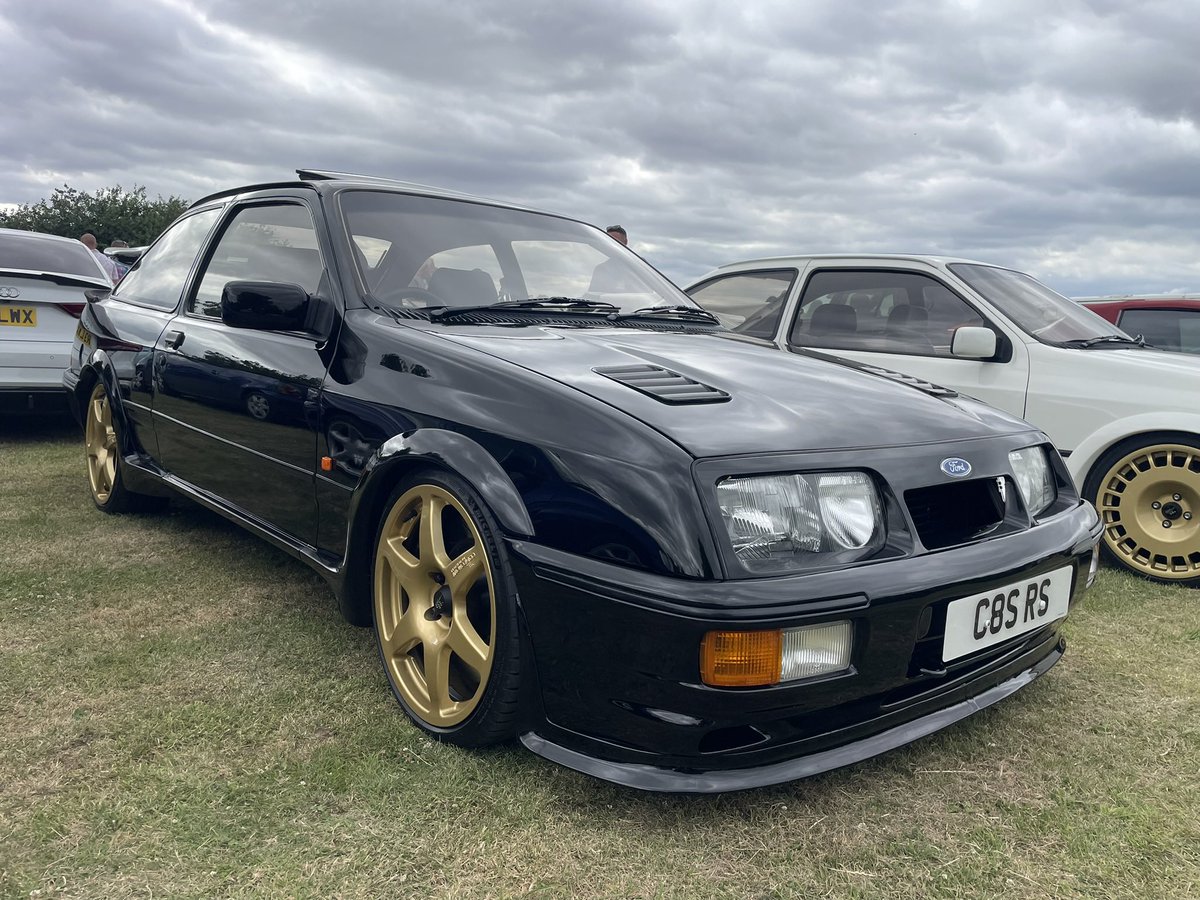 uppy1969's tweet photo. Lovely sunny and busy ‘Only Fools and Motors’ car meet today with @matty1969m3 great turnout too all for Charity at The Five Bells, Tydd St Mary. #Cars #CarMeet #ClassicCars #Ford #Cosworth #Mercedes https://t.co/JoX5L93gjm