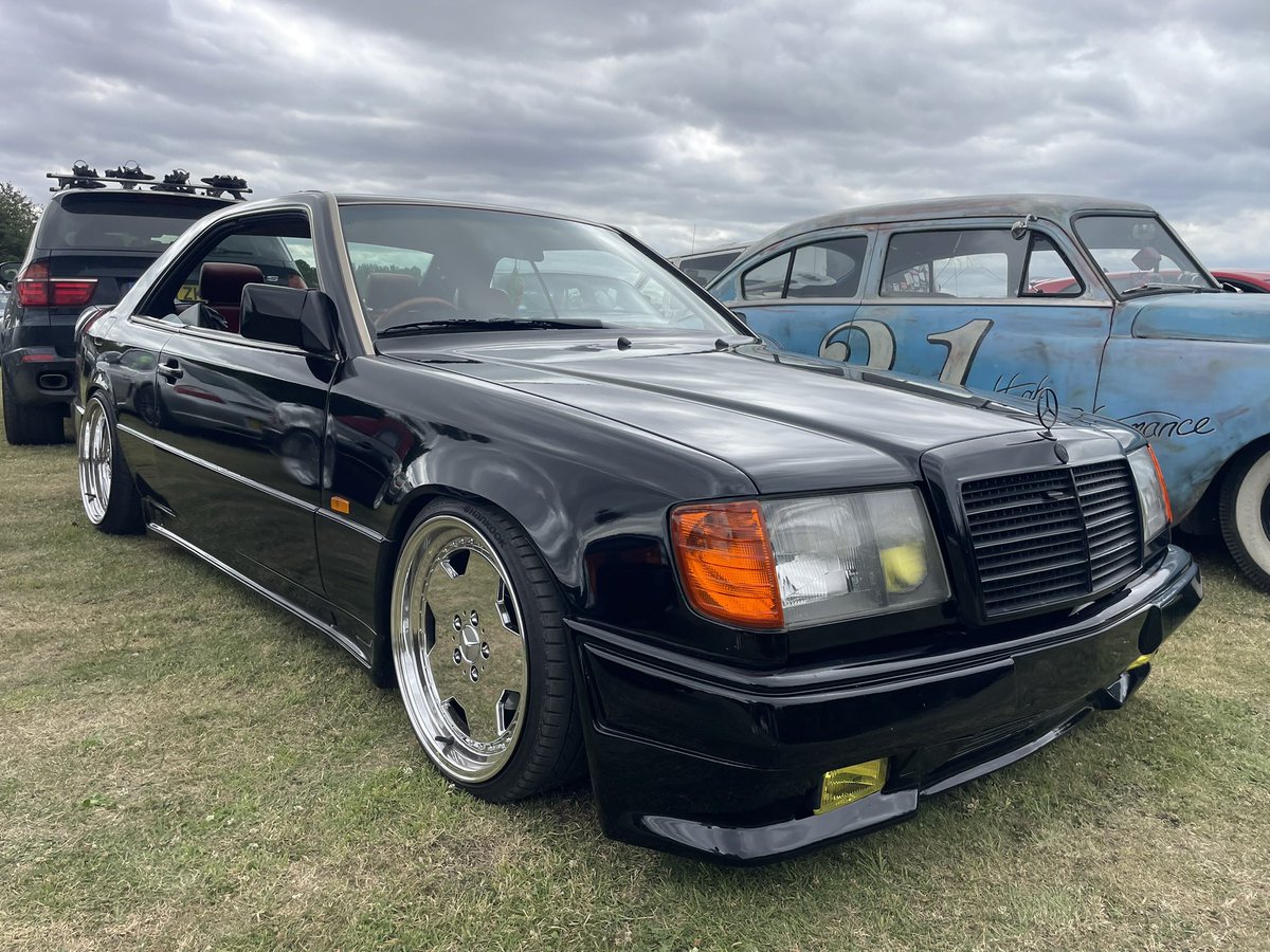 uppy1969's tweet photo. Lovely sunny and busy ‘Only Fools and Motors’ car meet today with @matty1969m3 great turnout too all for Charity at The Five Bells, Tydd St Mary. #Cars #CarMeet #ClassicCars #Ford #Cosworth #Mercedes https://t.co/JoX5L93gjm