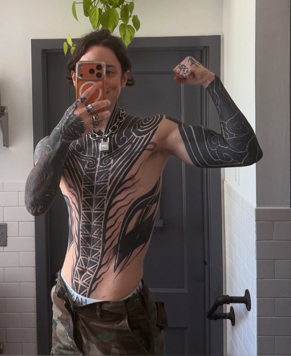 HannibalDamage's tweet photo. ~4.5 years on T 
- constantly hungry 
- constantly h0rny
- oily ass skin 
- shave face daily or sandpaper stubble
- give up on any body shaving
-🩸stopped after 2 yrs 
- voice much lower but want more (too high during sex still)
- sharp af Adam’s Apple 
- bottom growth rules https://t.co/dOH0Ef8DmQ